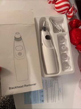 White Blackhead Remover Vacuum with 4 Heads